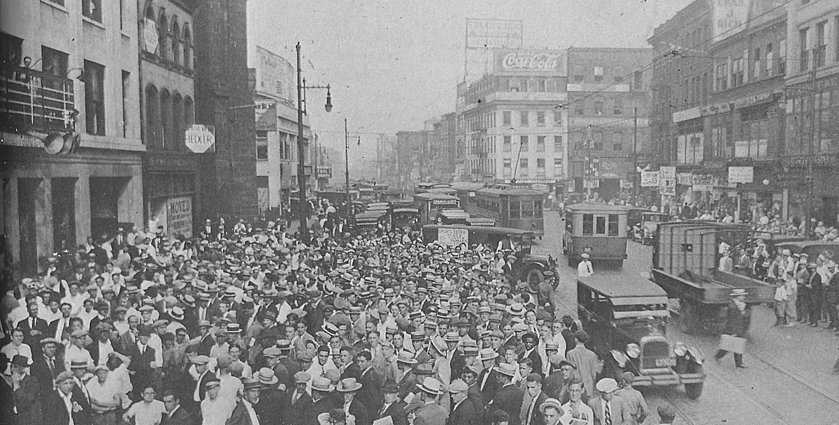 215 Market Street Looking East
Sports crowd awaiting the World Series result outside the Newark Evening News building - 1926
Photo from the Newark Evening News
