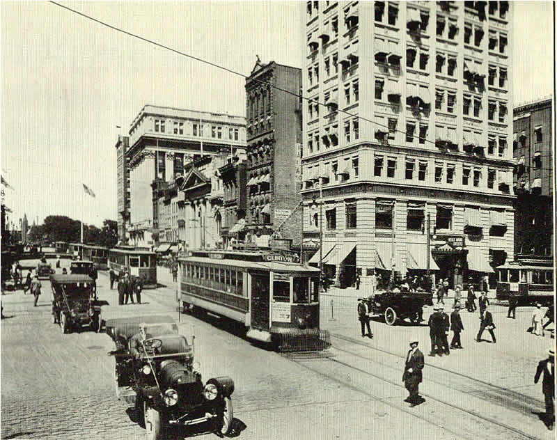 1913 - Broad Street Looking North From Market Street
Photo from "A History of the City of Newark" 
Lewis Historical Publishing Company
