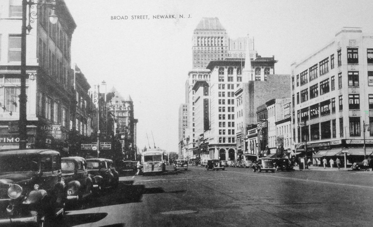 Broad and William Street Looking North
Postcard

